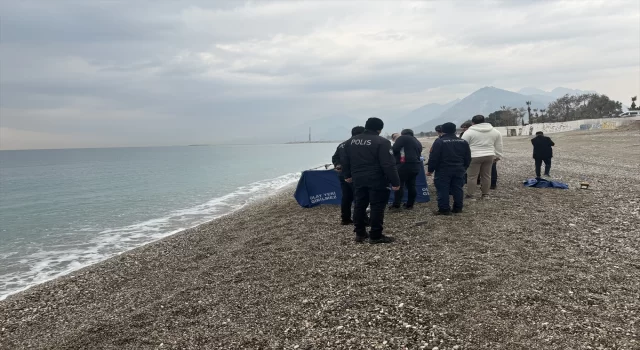 Antalya’da sahilde erkek cesedi bulundu