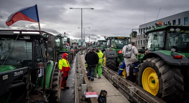 Çekya’da hükümetin tarım politikasını protesto eden çiftçiler traktörleriyle yollara çıktı