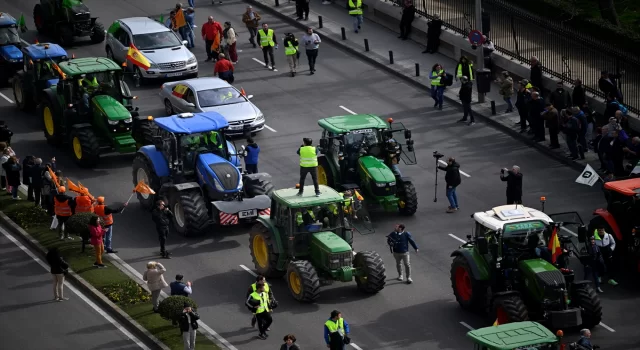 İspanyol çiftçiler, Madrid’de traktörleriyle yolları kapattı