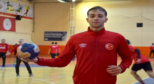 Genç hentbolcu Efe Karapınar, milli takımda şampiyonluklar yaşamak istiyor: