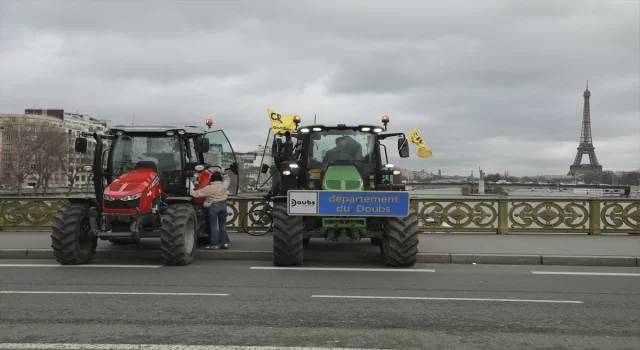 Fransa’da çiftçiler, traktörleriyle Paris’e ulaşım yollarında trafiği engelledi