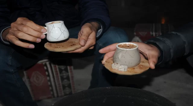 Hasankeyf’te ziyaretçilere süt ve bal ile yapılan ”Hilve” kahvesi ikram ediliyor