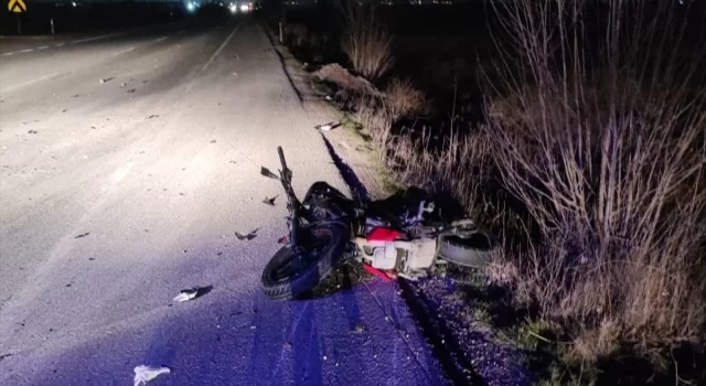 Afyonkarahisar’da motosikletin kamyona arkadan çarptığı kazada 1 kişi öldü, 1 kişi yaralandı
