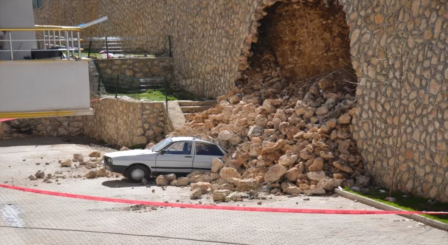 Adıyaman’da yıkılan istinat duvarı bir otomobilde hasara yol açtı