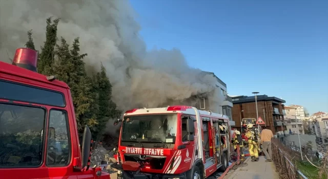 Beyoğlu’nda iki katlı ahşap binada yangın çıktı 