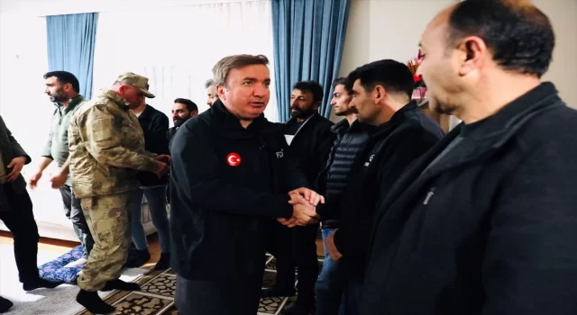 Erzincan Valisi Aydoğdu toprak altında kalan işçilerin ailelerini ziyaret etti