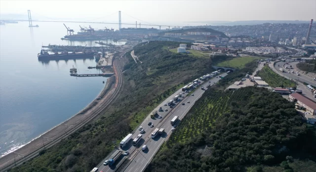 Anadolu Otoyolu’nda 3 aracın karıştığı kazada 9 kişi yaralandı