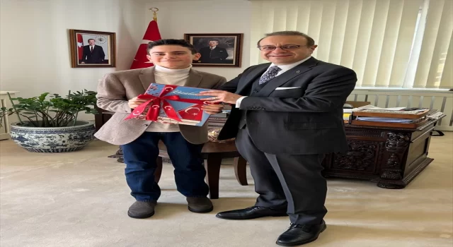Büyükelçi Bağış, satrançta Türkiye’nin ”en genç büyük ustası” olan Gürel’le bir araya geldi