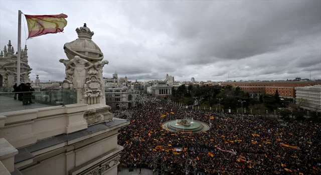 İspanya aşırı sağı, ayrılıkçı Katalanlara af çıkarmak isteyen sol hükümete karşı gösteri yaptı