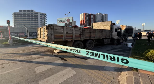 Adana’da otobüs ile çarpışan kamyonun sürücüsü hayatını kaybetti