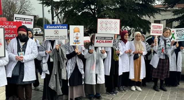 İstanbul’da doktorlar Gazze’ye destek için ”sessiz” yürüyüş yaptı