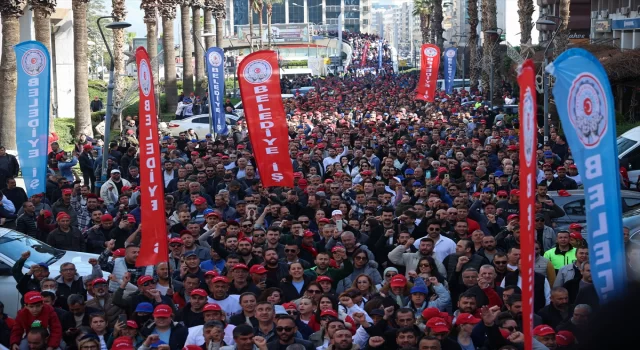 İzmir’de TİS görüşmelerinden sonuç alamayan Büyükşehir Belediyesi işçileri eylem yaptı
