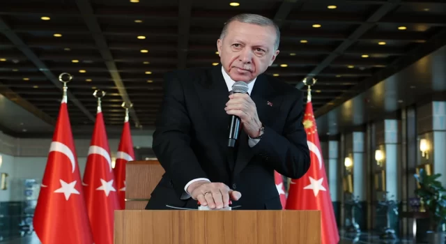 Cumhurbaşkanı Erdoğan: ”Önümüzdeki dönem hem deprem şehirlerimizi hem aynı tehditle yüz yüze olan şehirleri dayanıklı hale getirmek için seferberlik ruhuyla çalışmayı sürdüreceğiz”