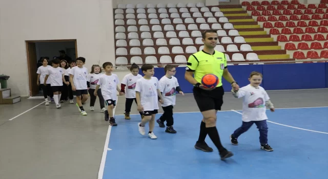 Amasya’da down sendromlu çocuklarla öğrenciler futsal maçı yaptı