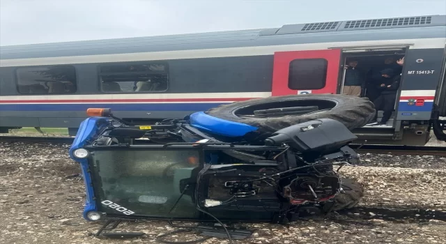 Isparta’da trenin çarptığı traktörün sürücüsü yaralandı