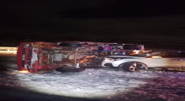 Kars’ta kar sebebiyle devrilen kamyona araba çarptı, 3 kişi yaralandı