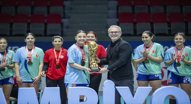 Hentbol Kadınlar 2. Ligi’nde Kepez Belediyespor şampiyon oldu