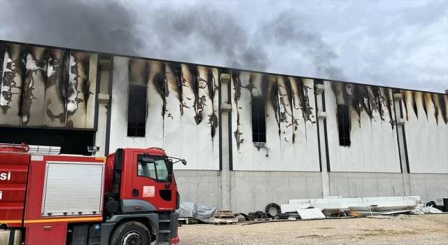 Afyonkarahisar’da bir fabrikada çıkan yangında 4 kişi dumandan etkilendi