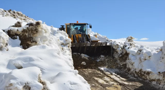 Hakkari’de ekipler, kar kalınlığının 5 metreyi bulduğu üs bölgesinin yolunu açmaya çalışıyor