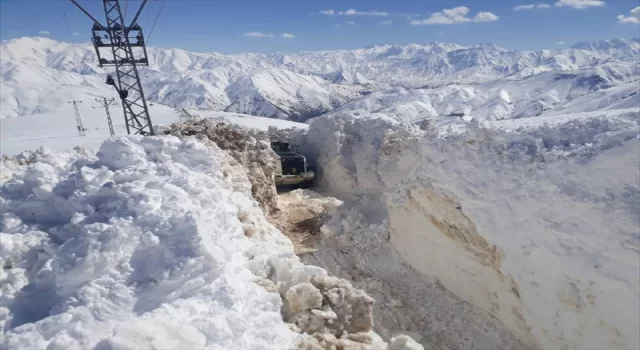 Muş ve Hakkari’de ekipler metrelerce karın bulunduğu yollarda çalışma yürüttü