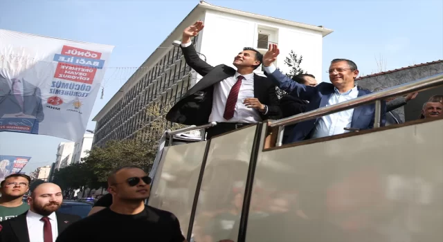 CHP Genel Başkanı Özel, Manisa’da şehir turu attı