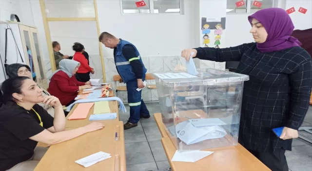 Adana, Mersin, Hatay ve Osmaniye’de vatandaşlar oy kullanmaya başladı