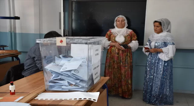 Mardin ve Şırnak’ta vatandaşlar yöresel kıyafetlerle oy kullandı 