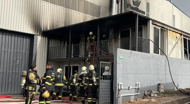 Kocaeli’de plastik su tankı üreten fabrikada çıkan yangın söndürüldü
