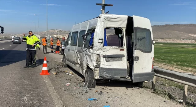 Kayseri’de kamyon ve iki işçi servisinin karıştığı trafik kazasında 10 işçi yaralandı