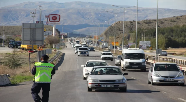 ”Kilit Kavşak” Kırıkkale’de bayram trafiği yoğunluğu başladı