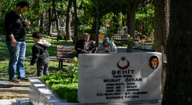 İzmir’de şehit yakınları bayram öncesi şehitliği ziyaret etti