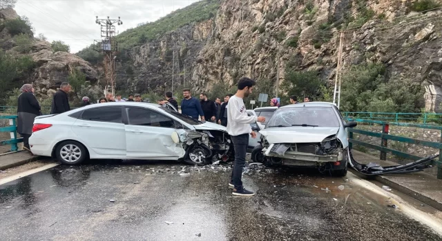 Adana’da 2 otomobilin çarpıştığı kazada 6 kişi yaralandı
