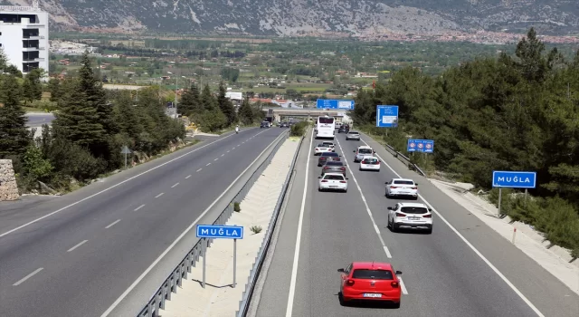 Muğla ve Antalya’da tatilciler, dönüş yolunda yoğunluk oluşturdu 