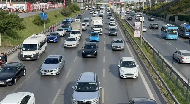 İstanbul’da sabah saatlerinde trafik yoğunluğu yaşanıyor