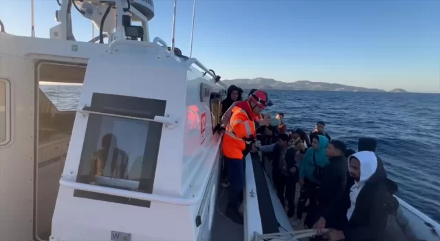 Muğla açıklarında batma tehlikesi geçiren bottaki 25 düzensiz göçmen kurtarıldı