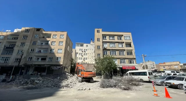 Şanlıurfa’da ağır hasarlı binaların yıkımı devam ediyor