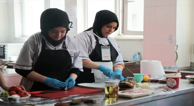 Kayseri’de lise öğrencileri yöresel yemekler yapmak için zamanla yarıştı