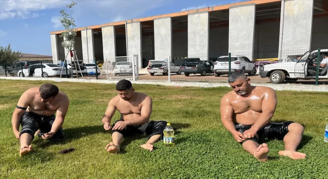 Antalya’daki başpehlivanlar, yağlı güreş sezonu öncesi antrenmanları sıklaştırdı