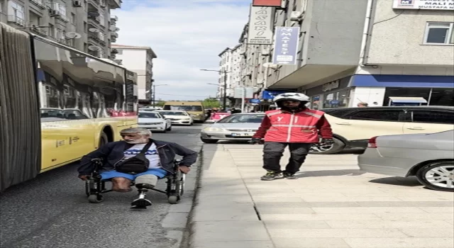 İstanbul’da kaldırıma park edilen araçlar sebebiyle engelli kişi taşıt yolundan gitmek zorunda kaldı
