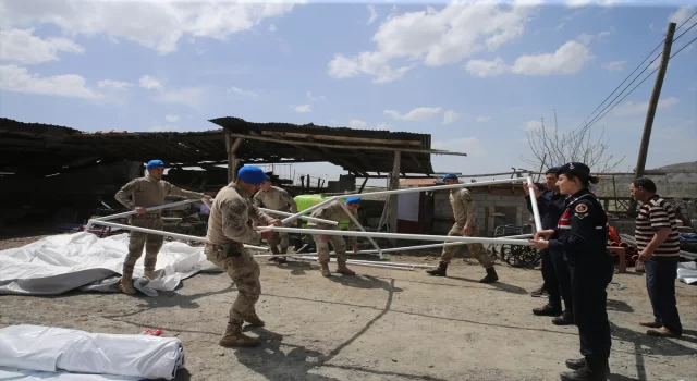 Depremin ardından evine giremeyen ve engelli çocukları bulunan şahsın çadırını komando kurdu 