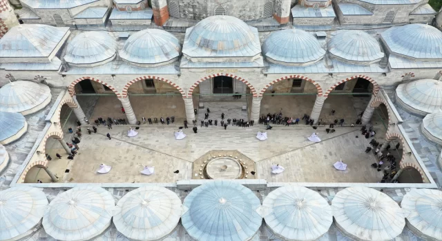 Edirne’de yetişen semazenler Üç Şerefeli Cami avlusunda sema gösterisi sundu