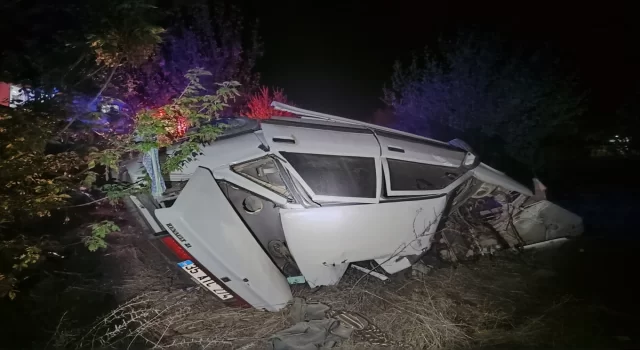 Afyonkarahisar’da şarampole devrilen otomobildeki 1 kişi öldü, 2 kişi yaralandı