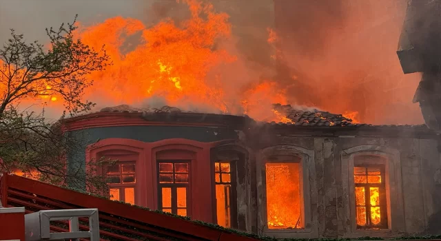 Kırklareli’nde 2 katlı tarihi binada çıkan yangına müdahale ediliyor