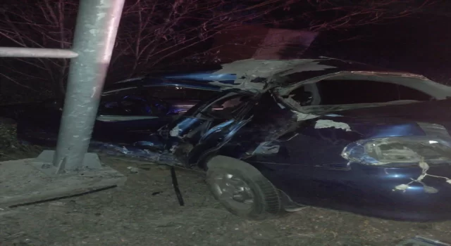 Konya’da yol kenarındaki tabelaya çarpan otomobilin sürücüsü öldü