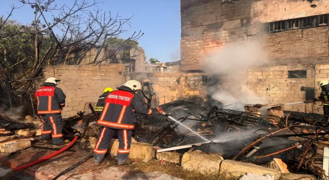 Mersin’de apartmanın arka kısmındaki ev eşyaları yandı