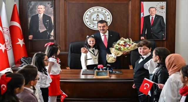 Milli Eğitim Bakanı Tekin, koltuğunu 11 yaşındaki Irmak’a devretti
