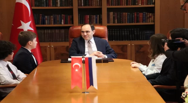 Türkiye’nin Moskova Büyükelçisi Bilgiç, 23 Nisan dolayısıyla koltuğunu 13 yaşındaki Mete’ye devretti