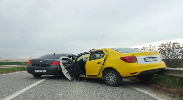 Kırklareli’nde taksi ile otomobilin çarpıştığı kazada 5 kişi yaralandı