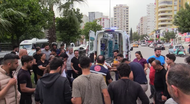 Adana’da refüje çarpan motosikletteki 2 kişi yaralandı