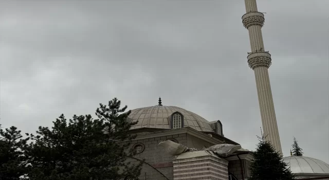 Çankırı’da cami minaresinin yıkılma tehlikesi sebebiyle çevresindeki binalara tahliye kararı verildi